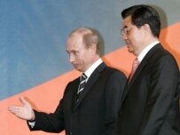 Putin (left) and Hu in Moscow on March 26 (ITAR-TASS)