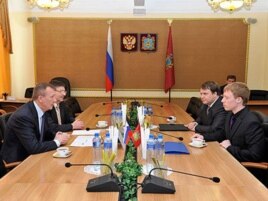 Себастьян Штоппер (справа) у губернатора Брянской области Николая Денина