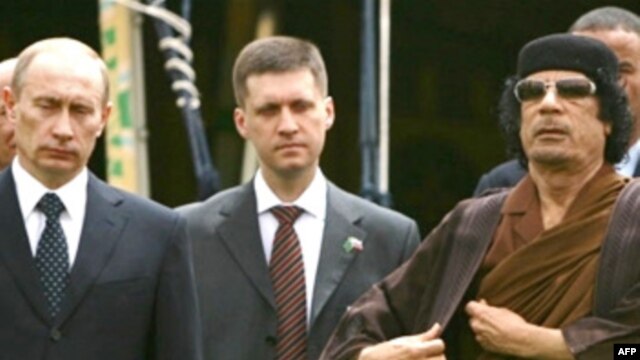 Russian Prime Minister Vladimir Putin (left) and Libyan leader Muammar Qaddafi (right) at the signing of an agreement in Tripoli in April 2008