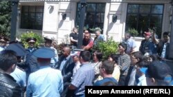Полиция и люди на территории близ оцепленной площади Республики.