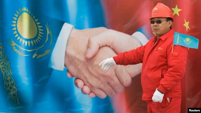 «Түркіменстан-Қытай» газ құбыры бөлігінің ашылу рәсімінде фотоға түсіп тұрған қытай жұмысшысы. Отар, 12 желтоқсан 2009 жыл.