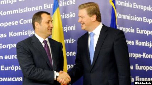 Moldovan Prime Minister Vlad Filat meets in Brussels with Stefan Fule, the EU's enlargement commissioner (file photo)