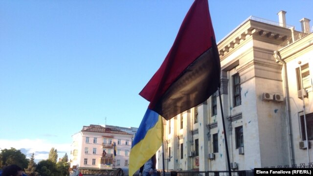 Российское посольство вечером 14 июня