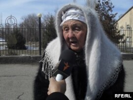 Анипа Маматисаева 'Азаттыктын' кабарчысынын суроолоруна жооп берүүдө, Алай району, Гүлчө айылы.