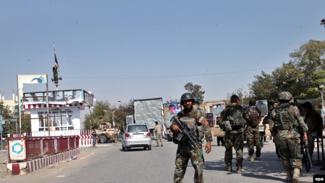 Сотрудники афганских сил безопасности в городе Кундуз, который на какое-то время переходил в руки талибов. 8 октября 2015 года.
