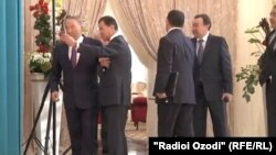 Бывший помощник президента Казахстана Нурсултана Назарбаева Булат Утемуратов (второй слева) пытается сфотографироваться с ним на селфи. Бурабай, 16 октября 2015 года.