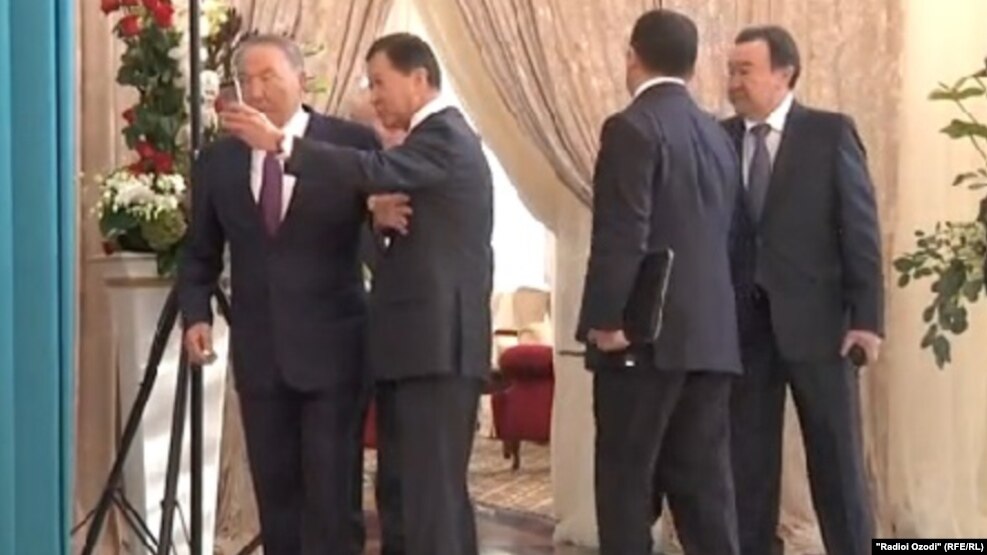 Qazaqstan prezidenti Nwrswltan Nazarbaevtıñ bwrınğı kömekşisi Bolat Ötemwratovtıñ (sol jaqtan ekinşi) onımen selfige tüspek bolıp twrğan kezi. Burabay, 16 qazan 2015 jıl.