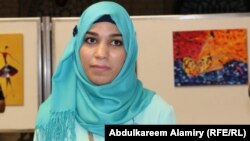 الفنانة سنا حسين في معرضها بالبصرة