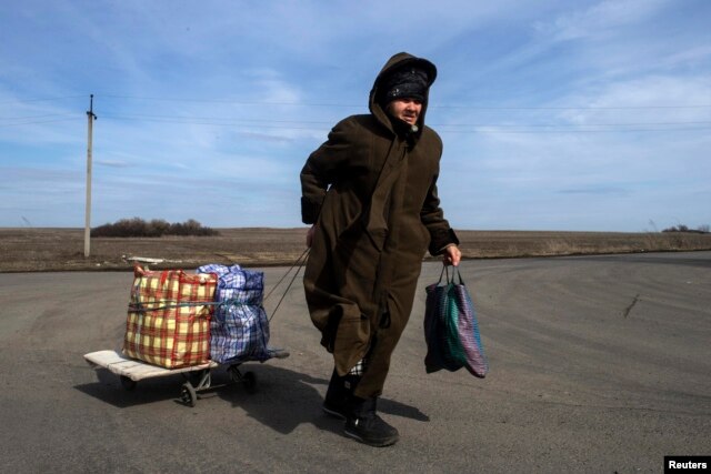 Жінка переходить кордон між Росією та Україною в селищі Успенка Донецької області, березень 2015 року
