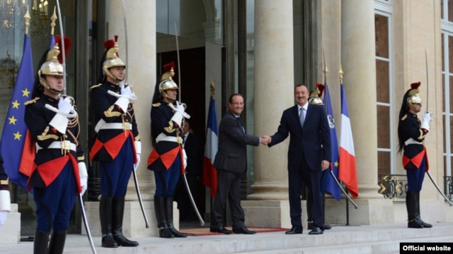 France - President Francois Hollande (L) greets his Azerbaijani counterpart Ilham Aliyev outside the Elysee Palace in Paris, 18Sep2012.