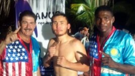 قانات يسلام (ورتادا) قارسىلاسى رەينالدو ەسكۋيۆيا (سول جاقتا) جانە مەنەدجەرى نەلسون مەندەسپەن (وڭ جاقتا) بىرگە. (سۋرەت Nelsons كومپانياسىنىڭ رەسمي سايتىنان الىندى).