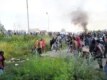 Оқиғаны алыстан сырттай бақылаған тұрғындар, полиция әйелдерге қарсы күш қолданғаннан кейін оларға тас лақтыра бастады.
