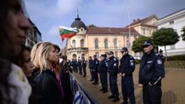 Болгар полициясы шеруге шыққан студенттерді бөгеп тұр. София, 13 қараша 2013 жыл.