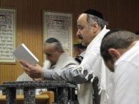 Prayers at New York's Anshei Shalom temple (RFE/RL)