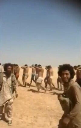 Скриншот видеозаписи о казни военнопленных боевиками ИГ в Сирии. 27 августа 2014 года.