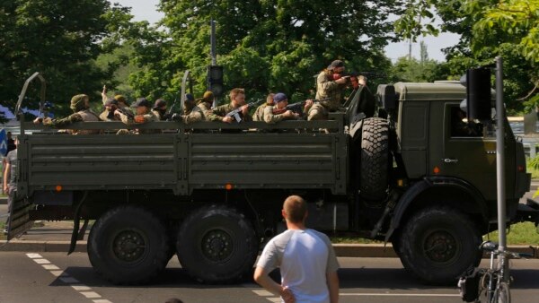 Вантажівка з озброєними проросійськими бойовиками заїжджає на територію Донецького аеропорту, 26 травня 2014 року