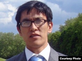 Эдил Байсалов 2007-жылкы шайлоодо шайлоо бюллетенин интернетке көчүрүп жарыялап жибергендиги үчүн кылмыш иши козголгондугуна байланыштуу өлкөнү таштап кетүүгө мажбур болгон. 