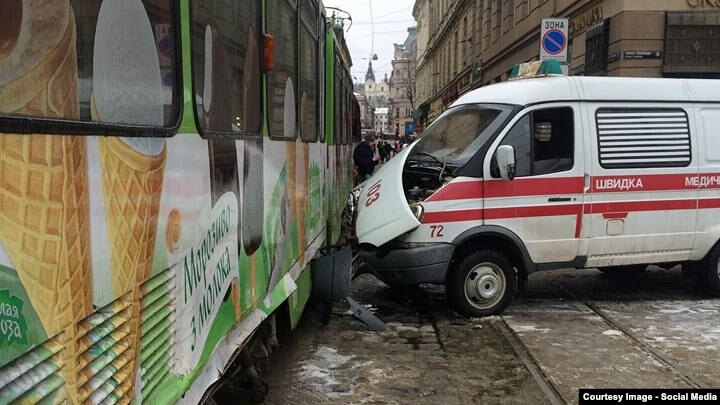 У Львові карета швидкої допомоги влетіла в трамвай