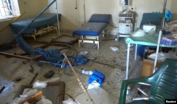 Последствия авиаудара по больнице в контролируемом сирийскими повстанцами городе Эль-Атареб в пригороде Алеппо, 14 ноября 2016 года