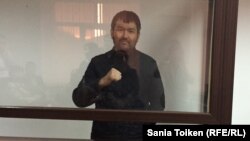 Гражданский активист Талгат Аян в зале суда. Атырау, 3 июня 2016 года.