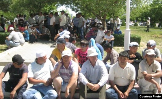 Kazakh oil workers picket in Aqtau on June 2.