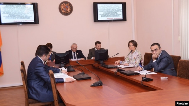 Կենտրոնական ընտրական հանձնաժողովը նիստի ժամանակ, 8-ը հունվարի, 2013թ.