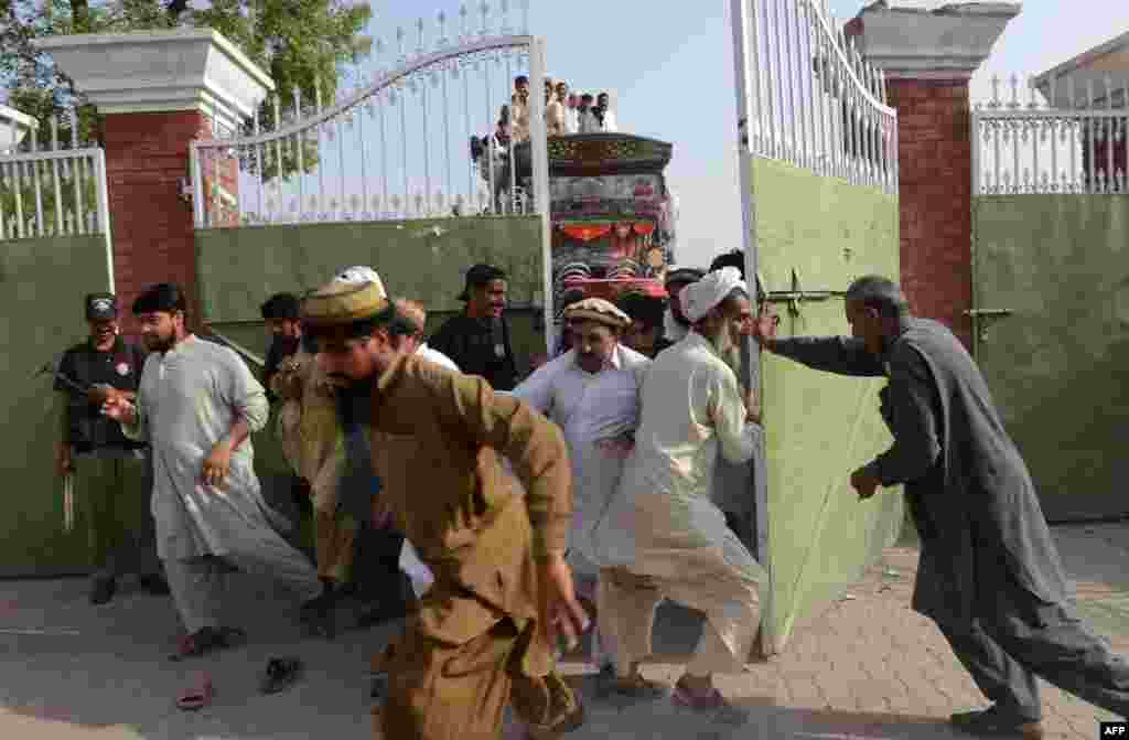 Internally displaced Pakistanis force their way into a food distribution centre in Bannu on June 23. (AFP/A Majeed)