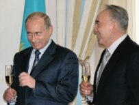 Kazakh President Nursultan Nazarbaev (right) with Russian President Vladimir Putin (file photo) (ITAR-TASS)