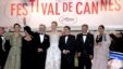 Președintele juriului Steven Spielberg (al treilea din stînga) împreună cu alți membri ai juriului la ceremonia de deschidere a festivalului. Al treilea din dreapta e Cristian Mungiu. Cannes, 15 mai 2013.