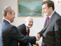 Armenian President Robert Kocharian (left), President Mikheil Saakashvili of Georgia (right), and President Vladimir Voronin of Moldova meet in Dushanbe at the CIS summit (ITAR-TASS)