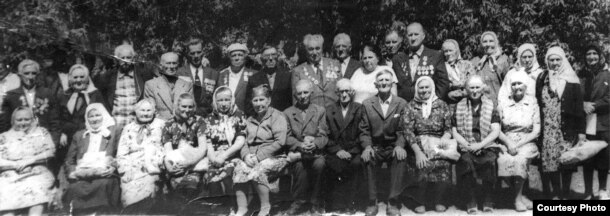 Депортацияланғандарына 50 жыл толуына байланысты өткен шарада суретке түскен қазақстандық поляктар.