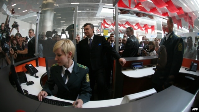 Віктор Янукович на ділянці прикордонного контролю на відкритті нового Донецького аеропорту, фото 14 травня 2012 року