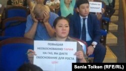 Гражданский активист Асель Нургазиева на одной из предыдущих акций в городе Атырау. 27 июня 2016 года.