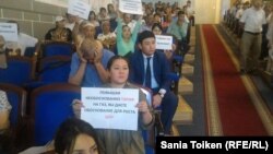 Атырауда газды тасымалдау бағасын қымбаттату туралы қоғамдық тыңдауға жиналғандар. Атырау, 28 маусым 2016 жыл.