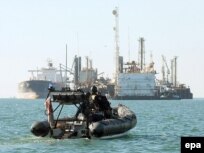  يك كشتي نفتي در تنگه هرمز - عكس EPA