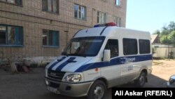 Ақтөбеде арнайы операция болған ауданда тұрған полиция көлігі. 12 маусым 2016 жыл.