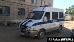 Жаманқұлов көшесі, 15 мекен-жайында орналасқан бесқабатты отбасылық жатақхана алдында тұрғын полиция көлігі. Ақтөбе, 12 маусым 2016 жыл.