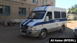 Полицейский микроавтобус в Актобе. 12 июня 2016 года.