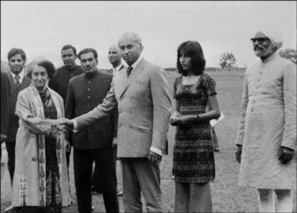 Pakistan -- Benazir Bhutto (L) and Pakistani Foreign Affairs Minister Swaran Singh stand together 28 June 1972 in Simla where Pakistani President Ali Bhutto and Prime Minister Indira Gandhi of India met for a summit, 28Jun1972