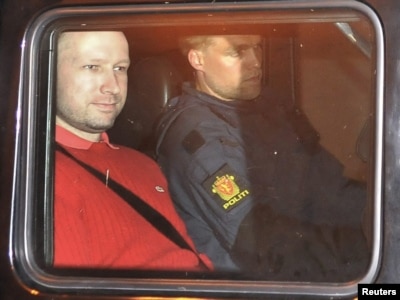 Anders Behring Brejvik u policijskom vozilu nakon napuštanja sudnice, 25. jul 2011.