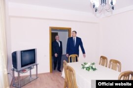 Əlillər üçün mebelli mənzillərdən biri prezidentə təqdim edilir