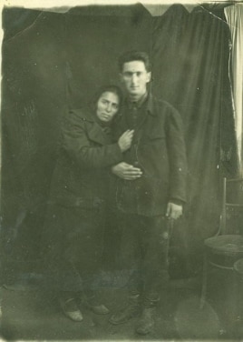 Anası Hüseyn Arifi əsgər yola salır. 1943-cü il.