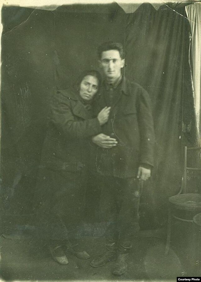 Anası Hüseyn Arifi əsgər yola salır. 1943-cü il.
