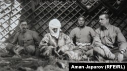 In 1906, Kurmanjan Datka (center) was visited by Baron Carl Gustaf Emil Mannerheim (right), a Russian officer traveling as an ethnographer from Russia to China via the Alai Mountains.