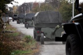 Ресейшіл сепаратистер әскери техникаларын Донецк қаласынан шығарып, осы облыстағы Зелене селоасына әкетіп барады. 28 қазан 2015 жыл.