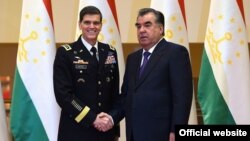 Тәжікстан президенті Эмомали Рахмон мен АҚШ Орталық қолбасшылығының жетекшісі Жозеф Вотел амандасып тұр. Душанбе, 15 маусым 2016 жыл.