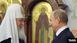 Патриарх Московский и всея Руси Кирилл (слева) и президент России Владимир Путин во время встречи в мае 2016 года.