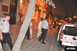 Döyülən Emin Milli və Adnan Hacızadıni qolu qandallı Səbail rayon Polis İdarəsindən harasa aparıblar