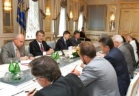 Yushchenko holding talks with Ukraine's party leaders in August 2006 (epa)