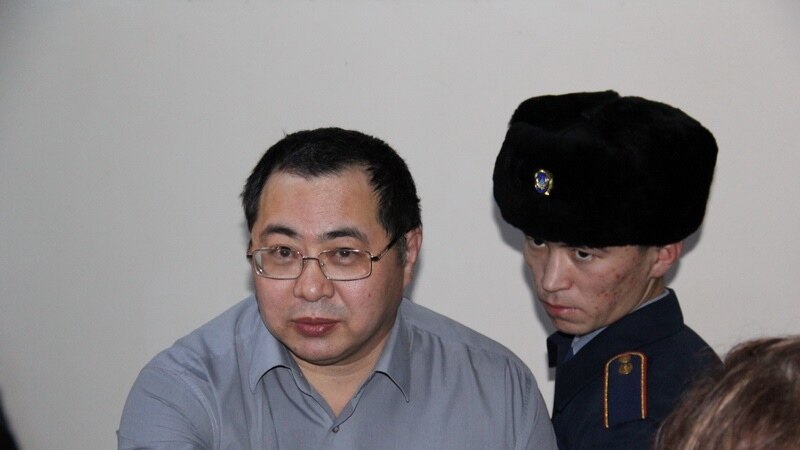 Ермека Нарымбаева увезли в больницу из здания суда